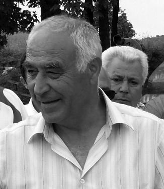 Йоздемир Индже е роден през 1936 година в Мерсин. Завършва френска филология в Анкара. Специализира фонетика в Сорбоната в Париж.