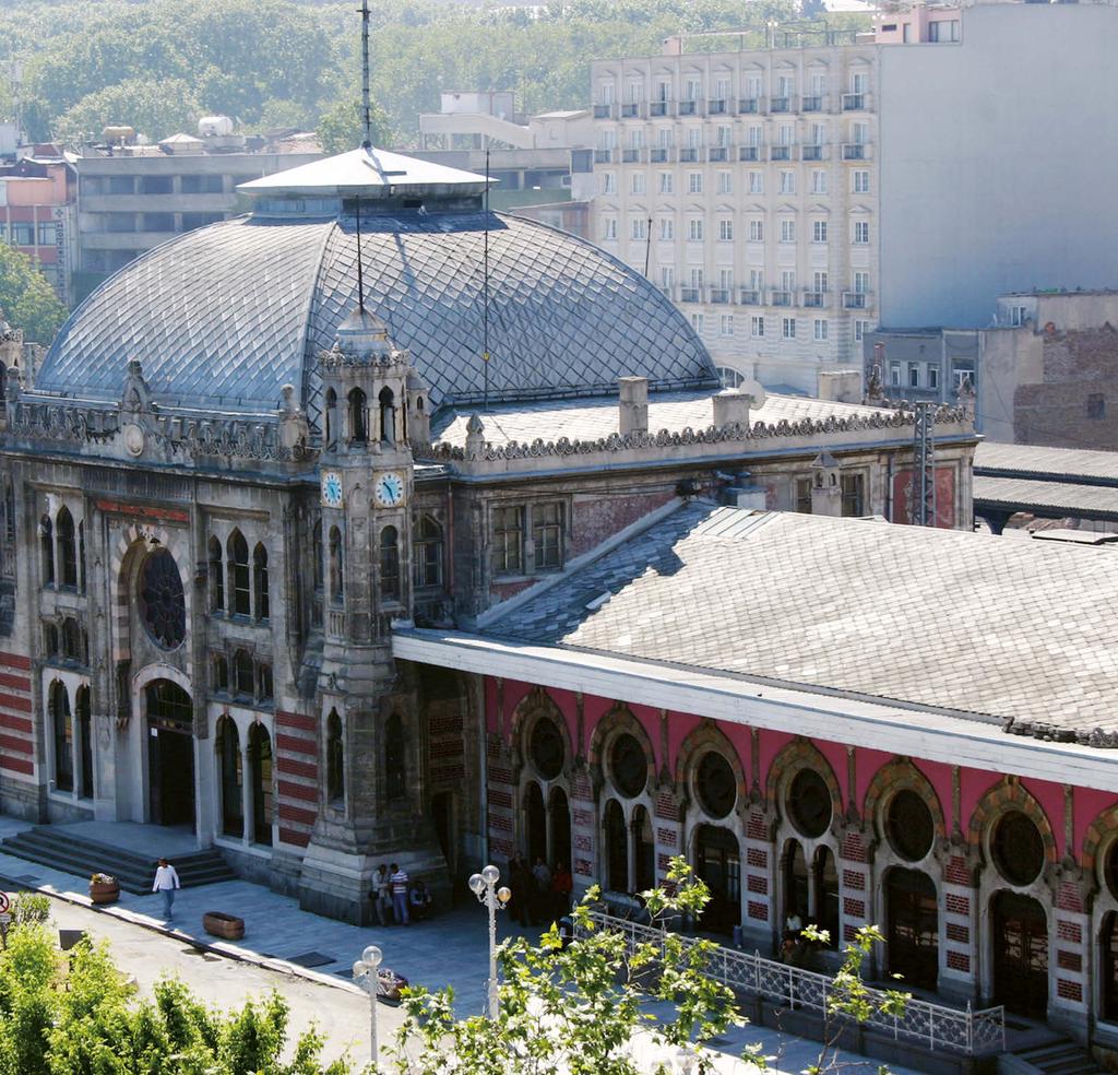 bafl gözlerini çevirece i iki adet saat kulesi kondurdu ön cepheye. Hizmete girdiği tarih, Rumi ve Miladi takvime göre yan cepheye yazdırıldı Bina 1890 y l nda ikinci Abdülhamit döneminde tamamland.