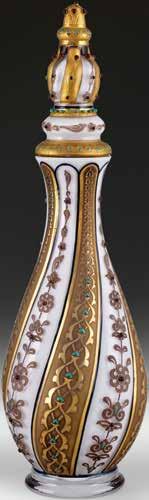 Zülfüaruz Şişe / Bottle El imalatı camdan, altın yaldız dekorlu şişe. Handmade glass bottle with gold gilding. Zülfüaruz, eğri motiflerden oluşan Osmanlı bezemesi anlamındadır.