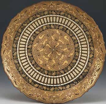 Şulebar Tabak, el imalatı camdan üretilmiştir ve üzerindeki rölyef desenlerin tümü el işçiliği ile 24 ayar altın yaldız kullanılarak dekorlanmıştır.