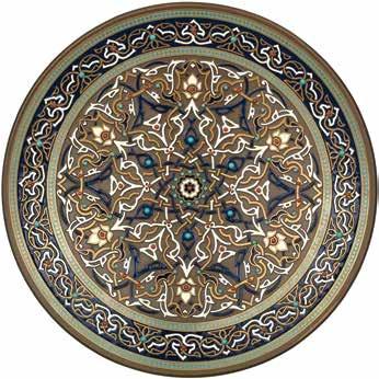 Hendesi Tabak, el imalatı camdan üretilmiştir ve üzerindeki rölyef desenlerin tümü el işçiliği ile 24 ayar altın yaldız kullanılarak dekorlanmıştır.