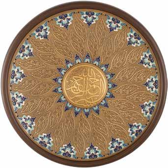 Şiraze Tabak, el imalatı camdan üretilmiştir ve üzerindeki rölyef desenlerin tümü el işçiliği ile 24 ayar altın yaldız kullanılarak dekorlanmıştır.