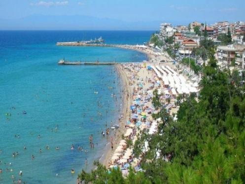 Selanik bütün güneydoğu Avrupa nın en önemli limanıdır. Şehir Selanik Körftezinin üstünde bulunmaktadır, uzunluğu 20km. Şehrin batısında Selanik alanı, kıyı ovası bulunmaktadır.