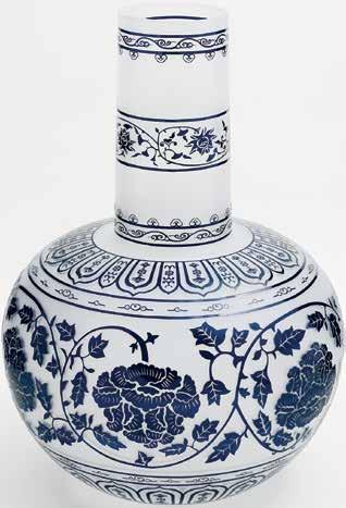 Suzeni Vazo / Vase El imalatı cam üzerine mavi desenli derin rölyefli vazo. Handmade vase with deep and blue reliefs.