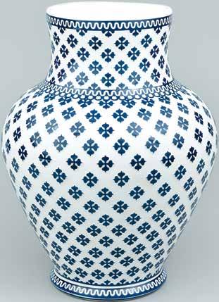 Yoncalı Vazo / Vase El imalatı opal cam üzerine mavi desenli, derin rölyefli vazo. Handmade vase with deep and blue clover-leaf reliefs.