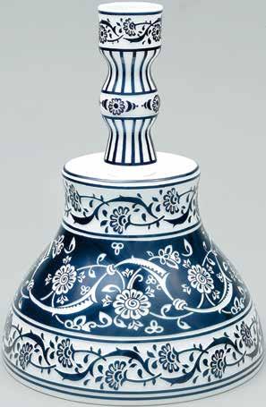 Rumili Şamdan / Candle Holder El imalatı opal cam üzerine mavi desenli, derin rölyefli şamdan. Handmade candle holder with deep and blue reliefs.