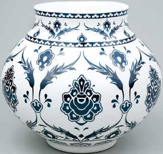 Yapraklı Vazo / Vase El imalatı cam üzerine yaprak desenli, derin rölyefli vazo. Handmade vase with deep and blue leaf reliefs.