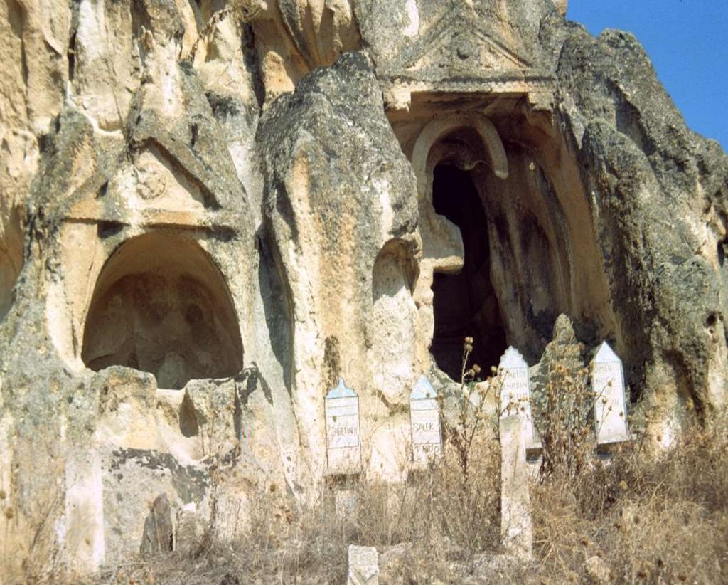 İhsaniye kasabası kuzeydoğusunda İçbatı Anadolu ile Orta Anadolu bölgesi arasında sınır oluşturan Yazılıkaya Platosu'na geçilmektedir. Çok yerde I.