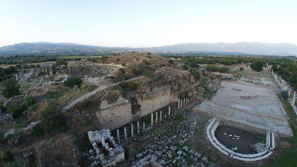 Res. 35: Tiyatro tepesi, istinat duvarı