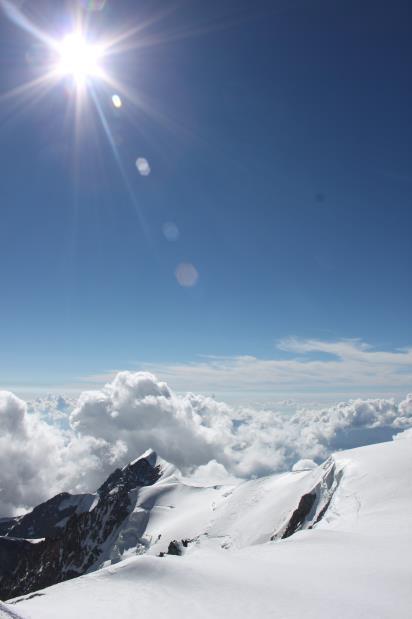 Mont Blanc massif üzerinde dağ evlerinin yanı sıra dağcıların acil durumlarda sığınabileceği veya tırmanış sırasında dinlenebileceği kulübeler mevcut.