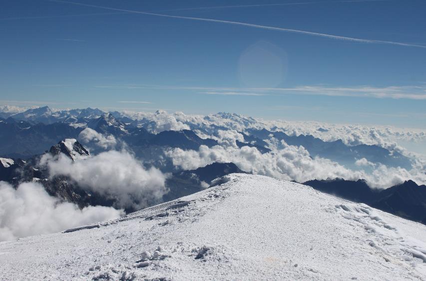 Vallot bivak kulübesi Mont Blanc kütlesi ve Alpler üzerindeki en yüksek yapı. Burası 18.yy başlarında Vallot adında bir bilim adamı tarafından dağda gözlem yapmak amacıyla inşa edilmiş.