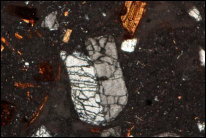 döngüde volkanik cam kısmındaki gözenek oranı artmış ve kuvars ile plajioklas feno kristallerde deformasyonlar maksimum düzeyde gözlenmiştir (Şekil