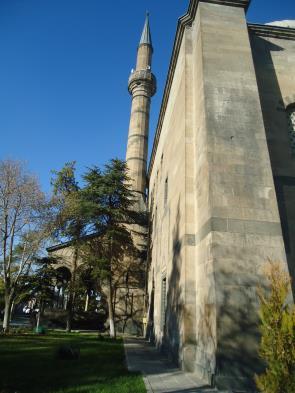 Bu malzemeler; pencere kenarlarında farklı renk ve dokudaki kesme taşlar, girişte son cemaat kısmındaki iki sütunda, taç kapı, mihrap ve minberde mermer, kubbenin dış kaplamasında ise kurşun olarak