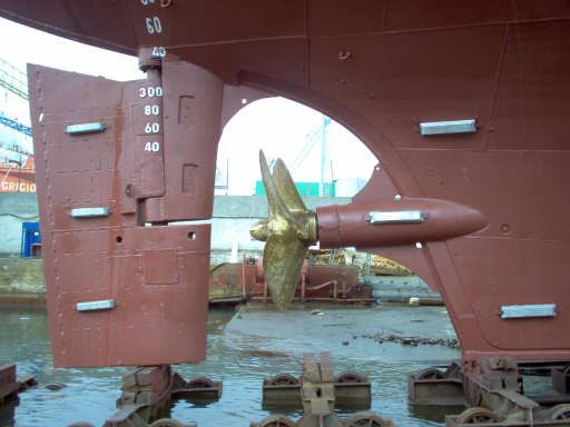 2.5. Dümenler (Rudders) Geminin seyir durumunda iken rotasının değiştirmeye veya manevra yapan geminin hareketlerini kolaylaştıran çelikten veya çelik saçtan yapılmış yapılardır.
