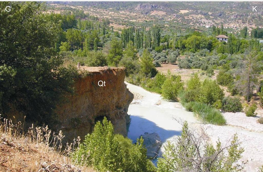 ekil 3.31: Göksu nehri kenarındaki taraçalar (Bucakkışla köyü doğusu, batıya bakış) Alüvyonlar Çalışma alanında alüvyonlar genelde Göksu vadisi içi ve kenarlarında yer alır.