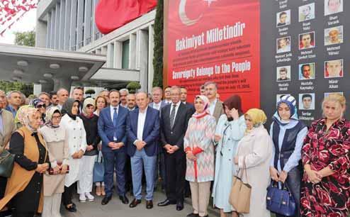 İstanbul Büyükşehir Belediye binası önündeki anma programına Başkan Kadir Topbaş ın yanı sıra, İBB Meclisi Ak Parti Grup Başkan Vekilli Temel Başalan, İBB Meclisi Cumhuriyet Halk Parti Grup Başkan