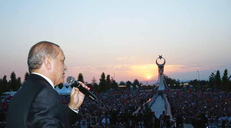 cumhurbaşkanımız Erdoğan'ın da katılımıyla saygı duruşu ve okunan İstiklal Marşı'nın ardından anma töreni başladı. 15 Temmuz şehitleri adına Kur'an-ı Kerim tilaveti yapıldı.