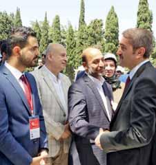 Ziyaret için şehitliğe gelen vatandaşları selamlayan Yıldırım daha sonra, şehitlik girişinde Cumhurbaşkanımız Recep Tayyip Erdoğan'ı karşıladı.