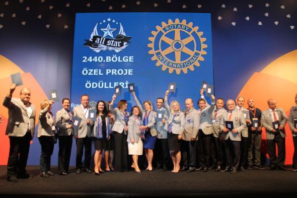 Değerli Rotaryenler, bildiğiniz gibi Bölge Konferansları bütün bir dönem boyumca kulüplerimizin yaptıkları birbirinden değerli projelerin ve etkinliklerin paylaşıldığı ve ödüllerin dağıtıldığı