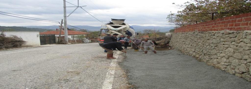 yağmur su kanalı yapımı için hazır beton atımı işi tamamlanarak halkın