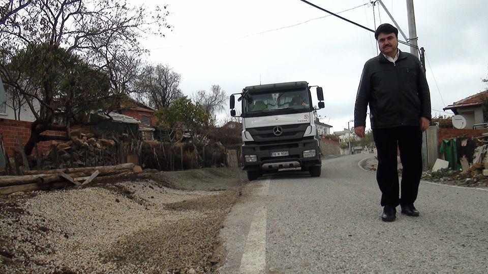 mahallenin girişi komple temizleniyor. Belediye Başkanımız Sayın Emin Ersoy açıklamasında şunları söyledi.