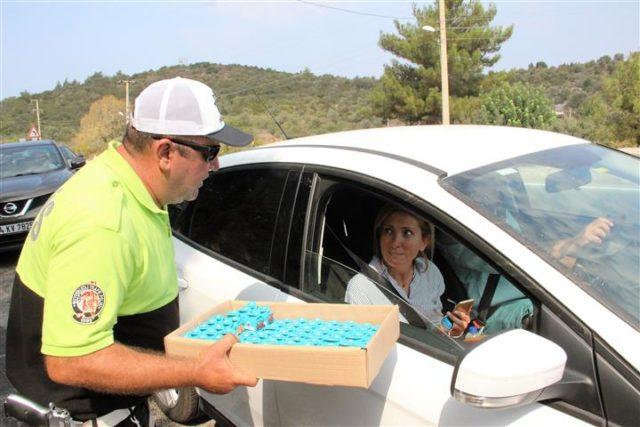 POLİS, ÇİKOLATA İKRAM ETTİ Bodrum İlçe Emniyet Müdürlüğü ekipleri Ramazan Bayramı dolayısıyla ilçeye gelen vatandaşlara çikolata ikramı etti.