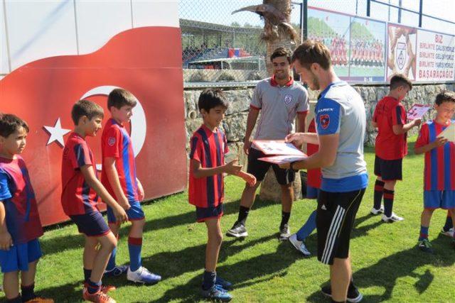 Altınordu yaz futbol okulu Basketbol şenliği sona erdi Bodrum Halk Eğitim Merkezi ve Akşam Sanat Okulu tarafından bu yıl üçüncüsü düzenlenen basketbol şenliği sona erdi.