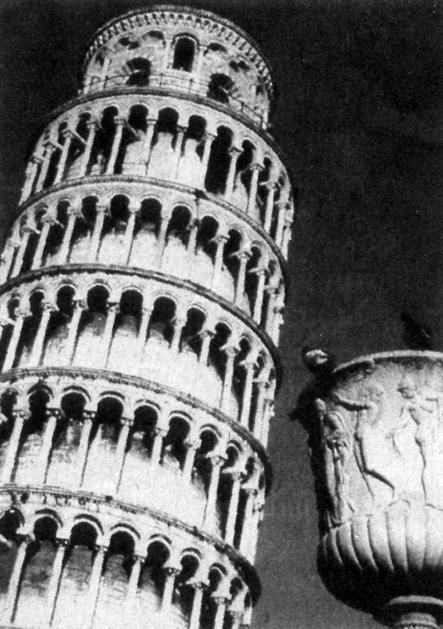 Tekst 3 Harika bir hata: Pisa Kulesi 1 Toscana Vadisi nin küçük kenti Pisa nın Mucizeler Meydanı nda, tam ortada tek başına dikilmiş öyle duruyordu. Görür görmez sevdim onu.