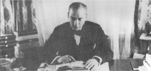 a. Atatürk Dönemi Kültür, Dil ve Tarih Alanýnda Yapýlan Çalýþmalar Atatürk, Çankaya Köþkü'nde Tarih Araþtýrmalarý Yaparken (1930) Kültür; milletleri birbirinden ayýran yaþam tarzlarýný,