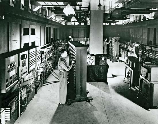 BİLGİSAYARIN TARİHİ ENIAC: (1945-1950) Sadece bellekte veri saklayan bir sistem.