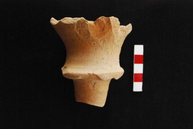 104 Kat. No. 56 56. Buluntu Yeri: GYM III 3 Nolu dükkan Tip: Knidos amphorası Kaide Çapı (dıştan): 2.