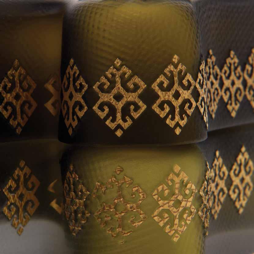 Anaeli Şekerlik el imalatı yeşil renkli camdan üretilmiştir ve rölyef desenlerin tümü el işçiliği ile ve 24 ayar altın yaldız ile dekorlanmıştır.