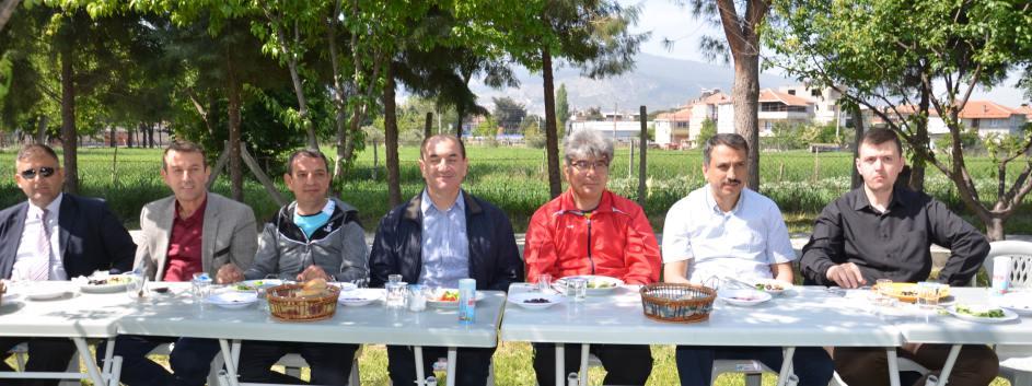 Pazarcı arkadaşlarla imza toplayarak bu kararı aldık dedi. "PZRCIRIN TEBİNİ DEĞERENDİRECEĞİZ Temel Korkmaz ise, "Burası 20 trilyona yakın bir yatırımdı.