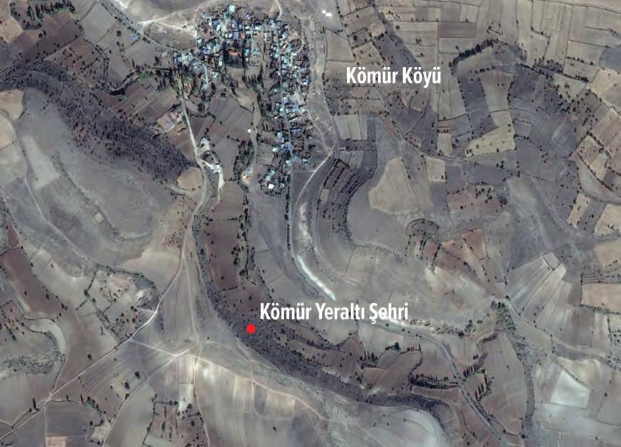 Üçüncü Ara Rapor Çalışmaları Kömür Yeraltı Şehri 55 KÖMÜR YERALTI ŞEHRI Tomarza ya bağlı Kömür Köyü nün 2 km güneyinde, dar ve kayalık bir vadide yeralan bu savunma yapısının ana salonunun tavanında