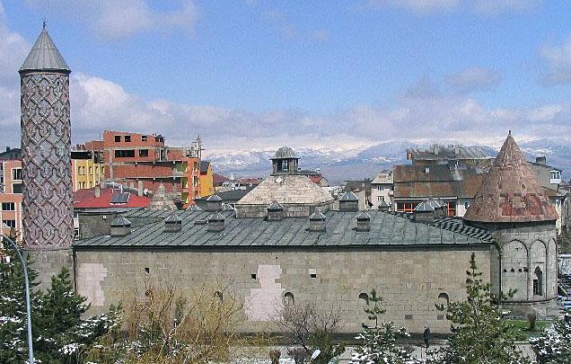 19 Osmanlı mimarisinin özelliklerini taşıyan iki katlı bina halen çarşı olarak kullanılmaktadır.