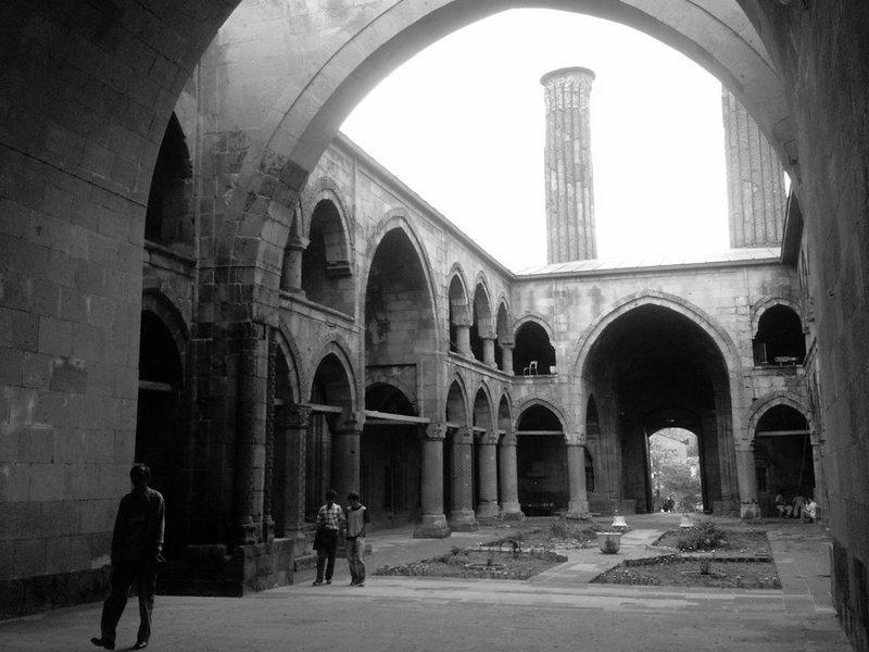 47 Resim 23- Erzurum Çifte Minareli Medresesi Batı Eyvanı Ana eyvan sütunce başlıklarının