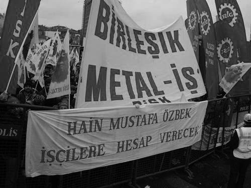 Türk Metal çetesi ihanete devam ediyor! Türk Metal Sendikası na bağlı Stroeger silah fabrikasında çalışan 350 işçiden 220 si kriz nedeniyle işten atıldı.