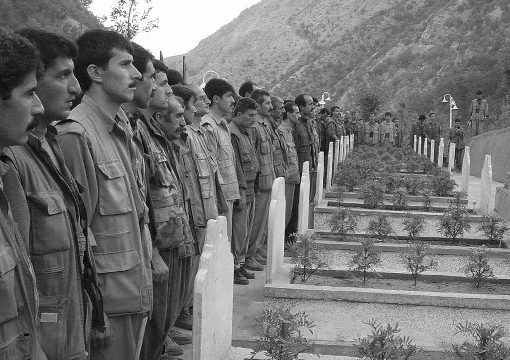 May s 2008 SERXWEBÛN 79 Aradan befl gün geçtikten sonra eve gitmeye niyetlendim. Fakat evimizin ve mezarl n çevresine askerlerin att pusular buna imkan vermedi.