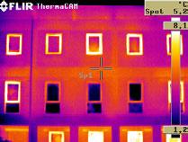 Isıtma sezonunda binadan gerçekleşen ısı kayıplarının görüntülenmesi için çekilen termal kamera görüntülerinden 15 Şubat 2006 tarihine ait olanı Şekil 10 da verilmiştir.