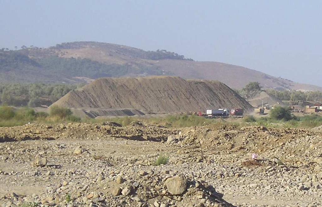 Eski taşkınların etkisini ve dağılışını engellemek için Havran yerleşmesi doğusunda, akarsu yatağı, sağ ve sol kenarından setler yapılarak sınırlandırılmıştır.