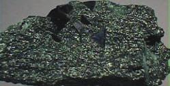 Manyetit, m knast s özelli i gösteren bir mineraldir. Bu minerali içeren tafllar bir m knat s gibi davran r.