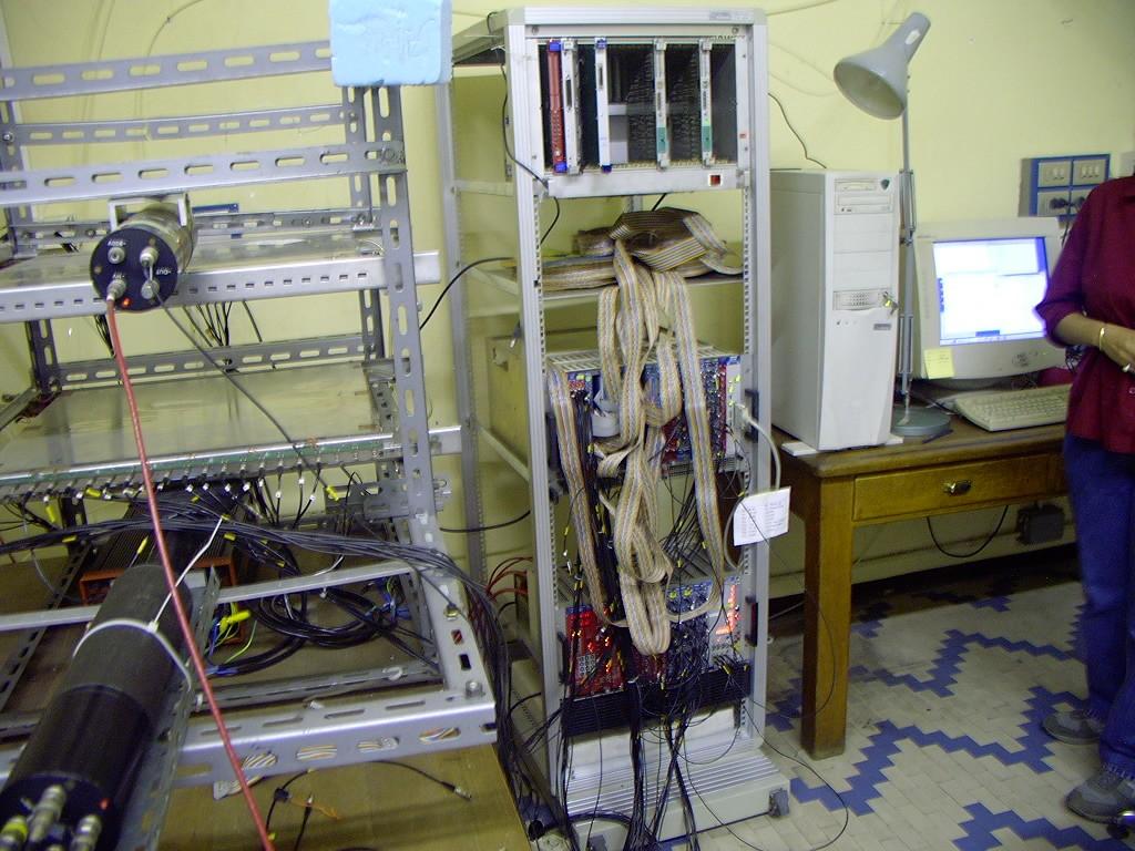 Özgür Çobanoğlu Deney düzeneği Sintilatörler RPC'ler Bilgisayar (linux) DAQ ve Tetik donanımı Üstteki resimde görüldüğü üzere, çift RPC' nin verimini ölçmek için kullanılan düzenek, bu iki RPC' yi