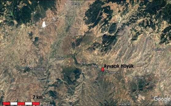 Harita 1. Ayvacık Höyük ve Banaz (Google uydu görüntüsünden oluşturulmuştur). 2. Ayvacık Höyük Ayvacık Höyük Uşak iline 47 km, Banaz ilçesine 16 km uzaklıktaki Ayvacık köyünde bulunmaktadır.