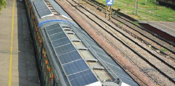 ENERVİS TEN HABERLER 5 Güneş Enerjili Tren Hindistan'da Hizmete Girdi! Hindistan, çevre dostu ulaşım sağlamak amacıyla üst kısmı güneş panelleri ile kaplı trenini tanıttı.
