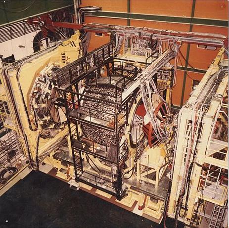 2. ÖNCEKİ ÇALIŞMALAR Ümit KAYA Şekil 2. 21. UA2 Detektörü. UA1 ve UA2 Detektörleri, antiproton-proton çarpışmalarının yapıldığı Süper Proton Sinkrotron (SPS) üzerine yerleştirilmiş iki detektördür.