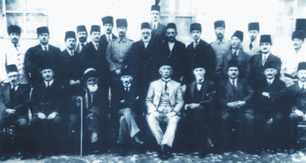 Atatürk Erzurum Kongresi ne kat lanlarla den al nd, kongre baflkanl na getirilip getirilmemesinin tart fl ld o zor Erzurum günlerinde kurtulufla olan inanc n korumas n n temel nedenlerinden biri