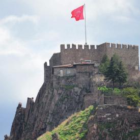 Tarihî eserler ile geçmişte neler yapıldığını ortaya koyarak diğer milletler arasında kendinize