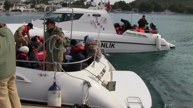 geçmeye çalışan başka bir botta 47 Suriyeliyi yakaladı.