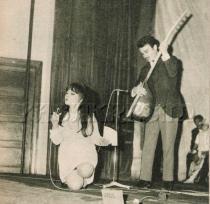 70'li yılların ünlü ses sanatçısı ve sinema oyuncusu Yıldız Tezcan, 21 yaşındayken Orhan Gencebay ile büyük aşk yaşadığını, ancak o dönem çöpçatanlıklarını yapan Sevim Emre'nin sonradan Gencebay'ı