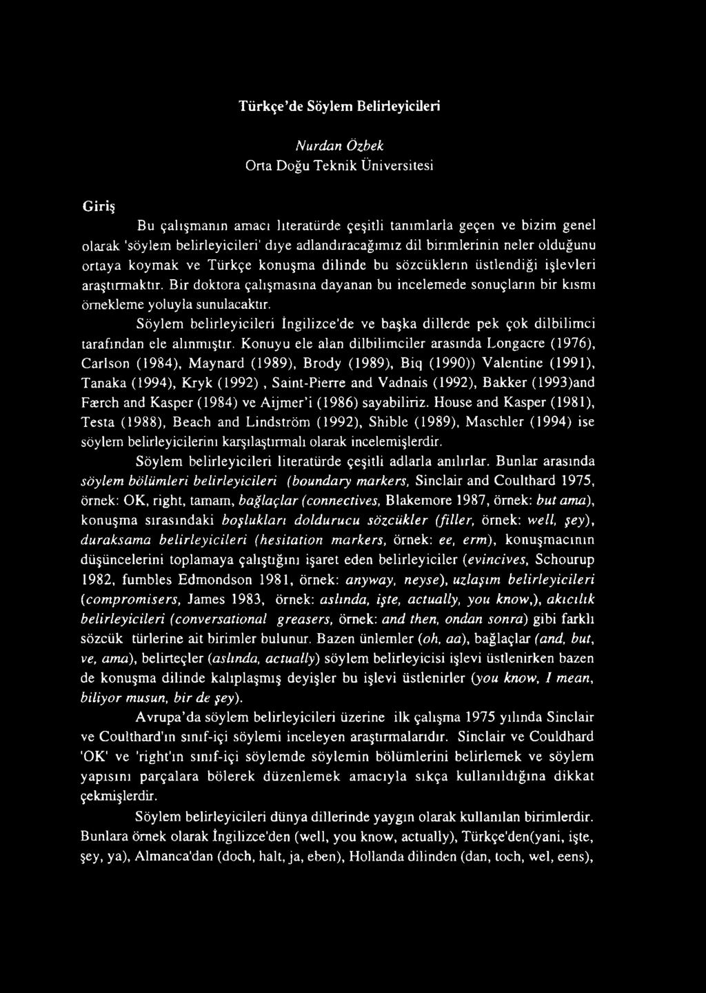 Bir doktora çalışmasına dayanan bu incelemede sonuçların bir kısmı örnekleme yoluyla sunulacaktır. Söylem belirleyicileri İngilizce'de ve başka dillerde pek çok dilbilim ci tarafından ele alınmıştır.